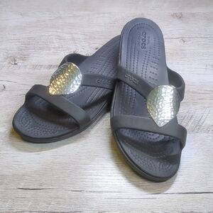CROCS Black Sanrah Sandals With Silver Hammered Teardrop